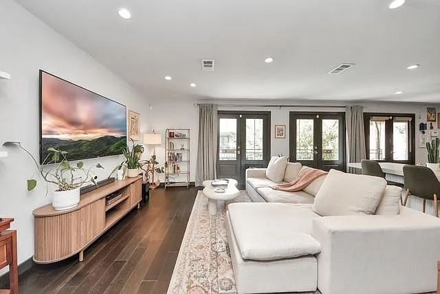 1410 Hyde Park Blvd #203 — Photo 39