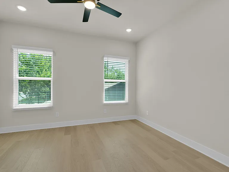 818 Empire St — Photo 14