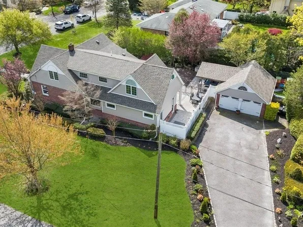 451 N Windsor Avenue, Brightwaters, NY 11718