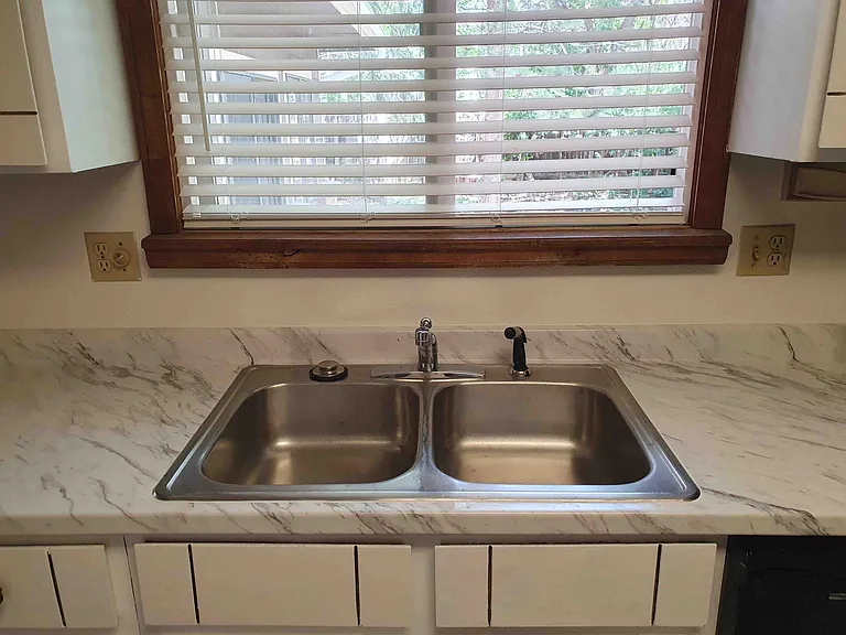 2100 Manchester Cir — Photo 9