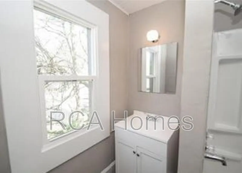2 bed, 1.0 bath, $995 — Photo 3