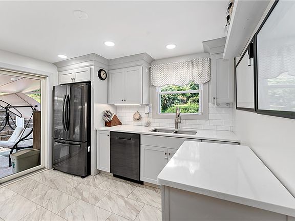 3rd image of 1137 Merrick Ave