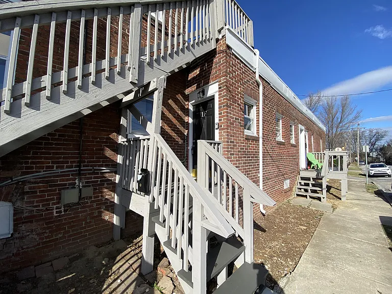 637 York St — Photo 2