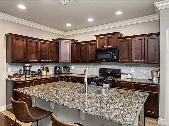 4th image of 400 Orchard Cir