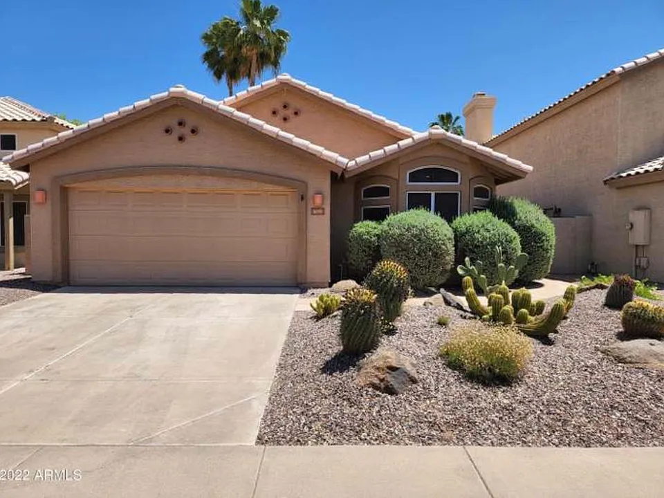 1075 N Saguaro St