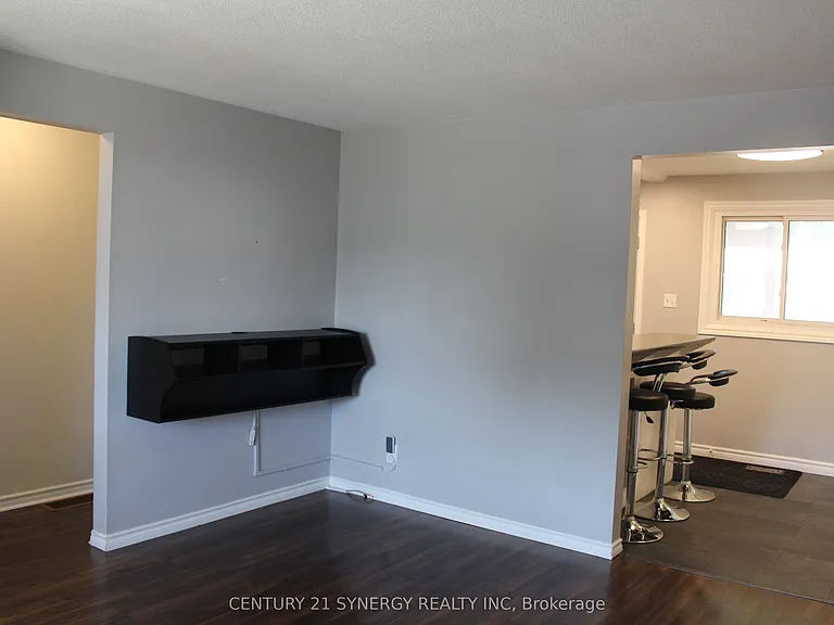 241 Wilfred Cres — Photo 9