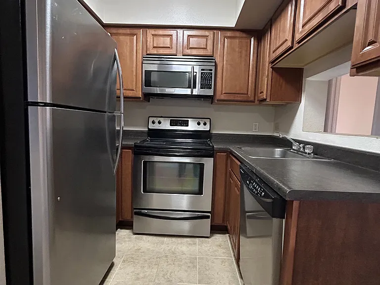 1810 E Blacklidge Dr #204 — Photo 9