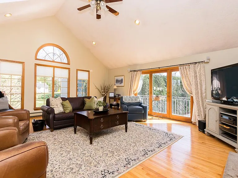 135 Lauricella Ln — Photo 5