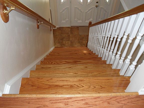 Oak staircase leading to 2nd floor