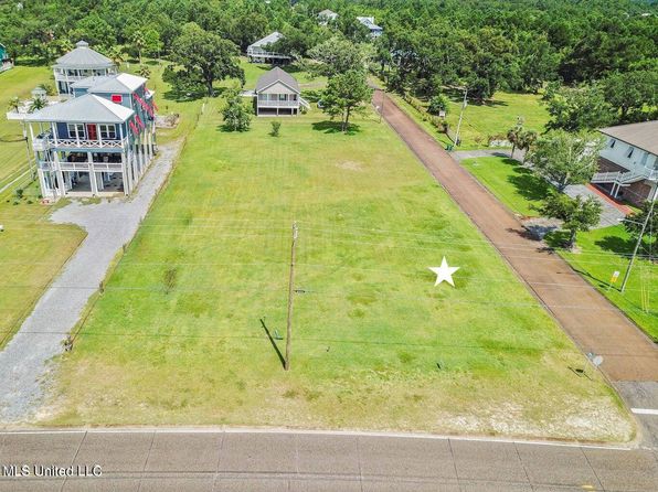 233 N Beach Blvd, Waveland, MS 39576