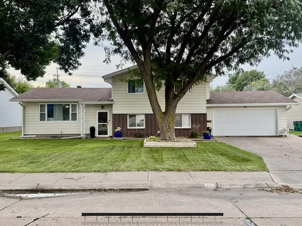 1012 Pleasant View Dr, Grand Island, NE 68801