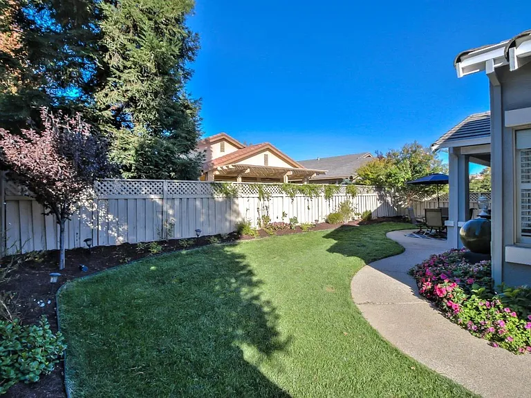 240 Bloomfield Ct — Photo 12