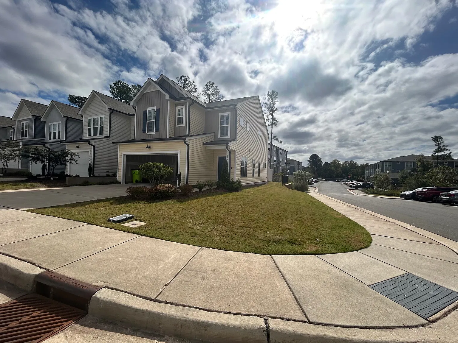 3 bed, 2.5 bath, 1926 sqft, $2,350 — Photo 2