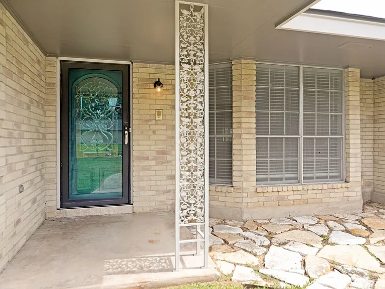 313 Sagecrest Dr — Photo 2