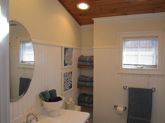 4th image of 10 Windemere Rd #2