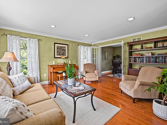 4th image of 133 Fox Hill Dr