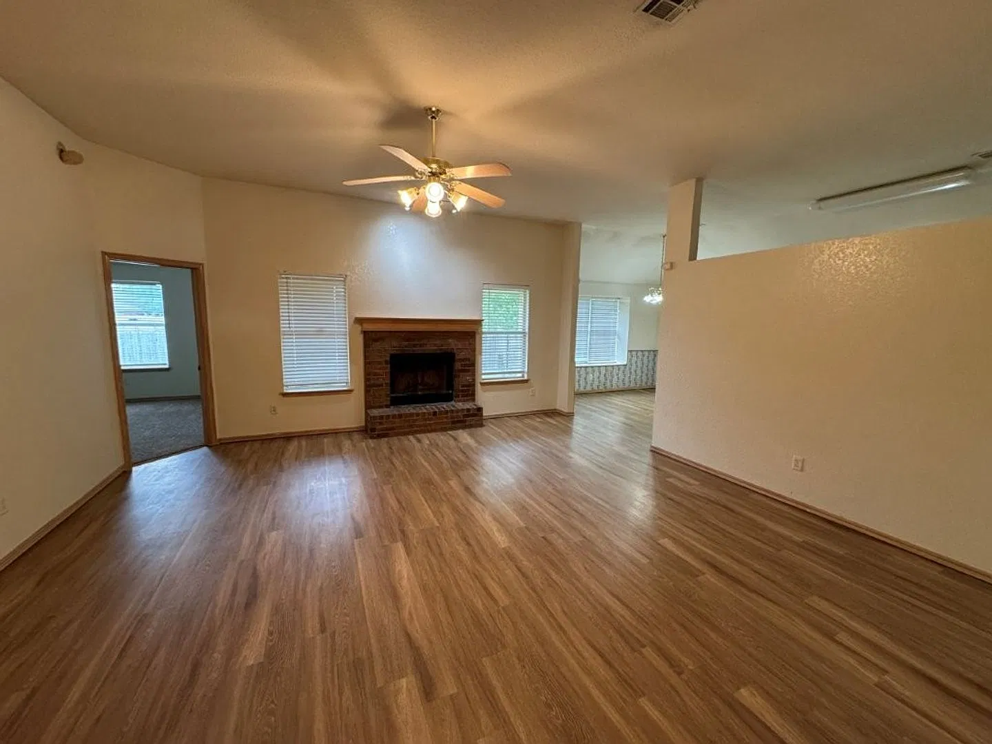 New flooring and paint! Cute 3 bed, 2 baths with a 2 car garage home for rent, community pool! Ne... — Photo 3