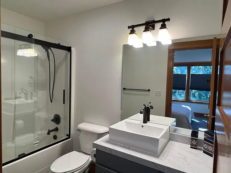 second bedroom bath