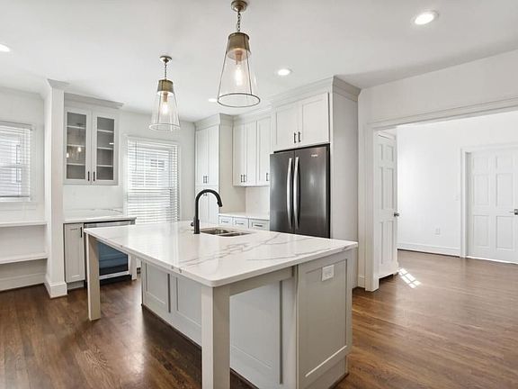 5th image of 511 E Lake Dr