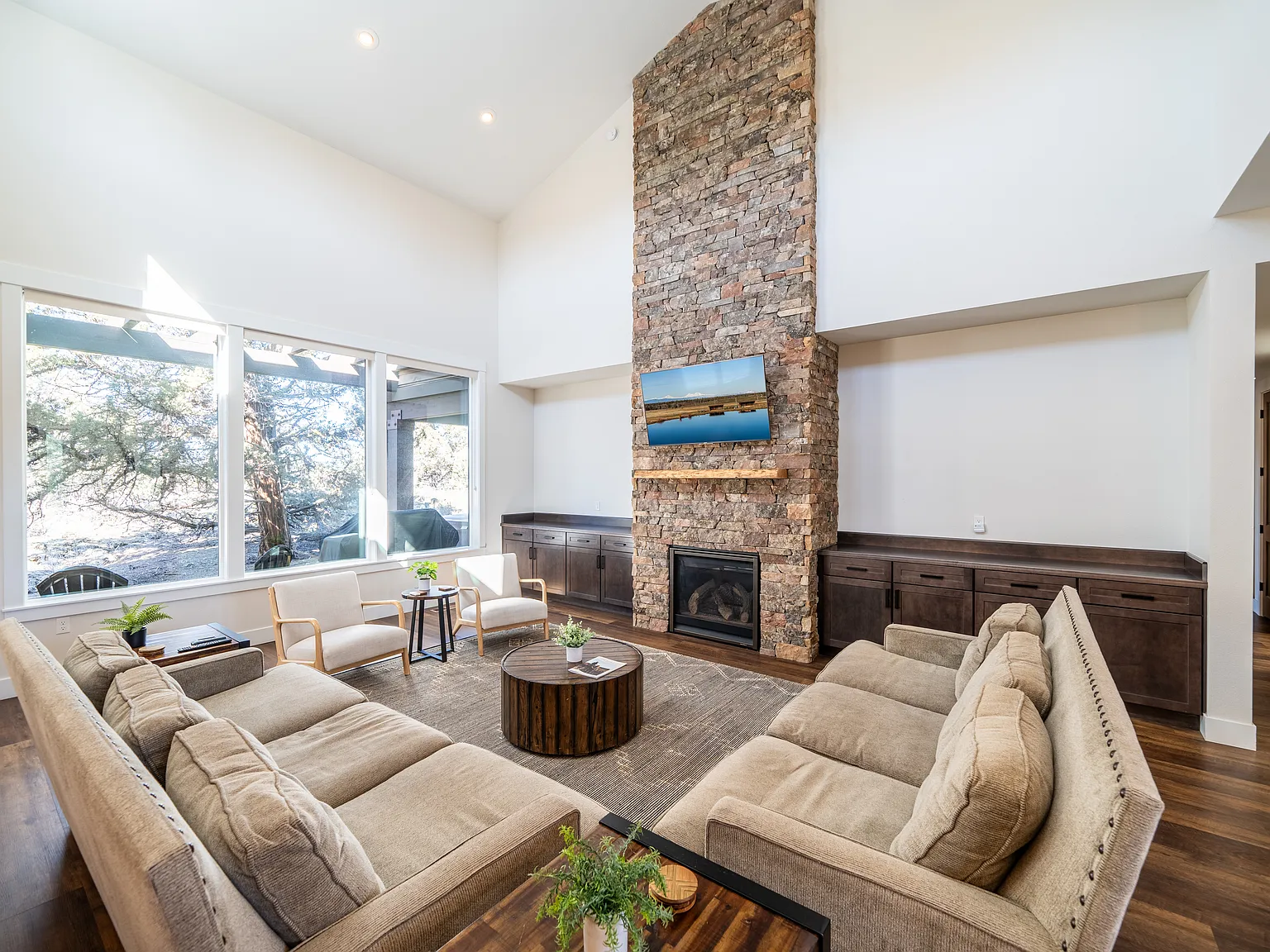 4 bed, 2.5 bath, 2916 sqft, $7,200 — Photo 1