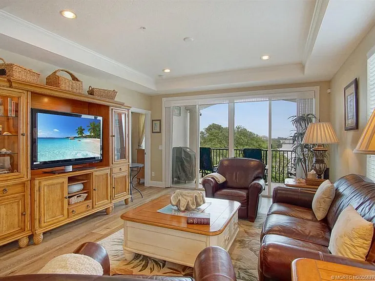 3736 NE Indian River Dr — Photo 2