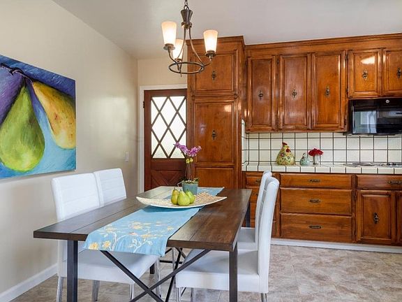 eat-in area in kitchen