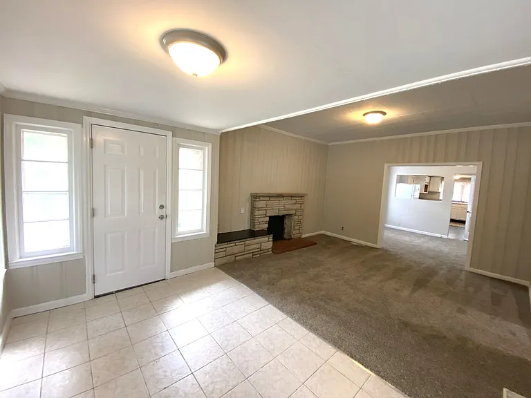 352 Bassett Ave — Photo 3