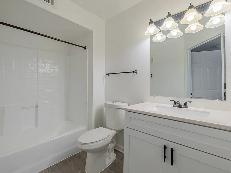 Royal Point Apartments — Photo 21