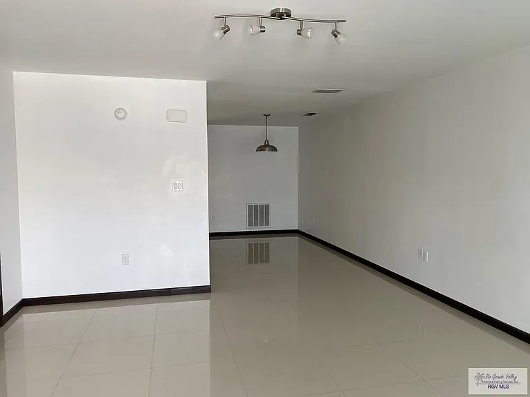 2550 Weslaco Rd #L2 — Photo 2