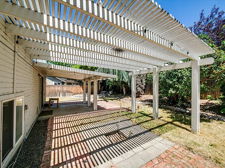 1802 N Heath Ave — Photo 33
