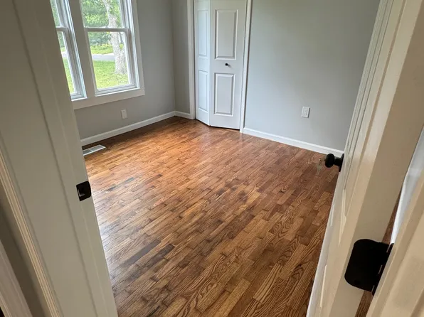 409 E Ottawa St, Paola, KS 66071