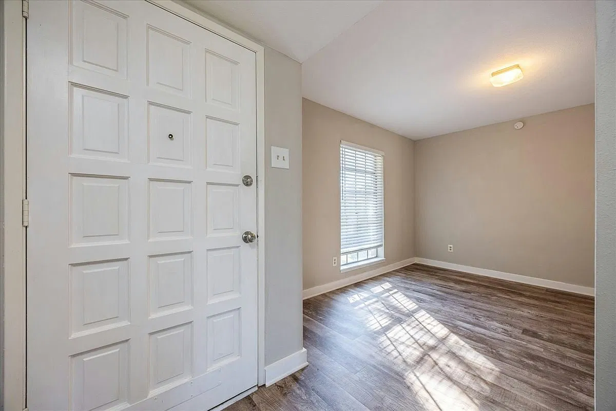 1335 Carnation Dr — Photo 2