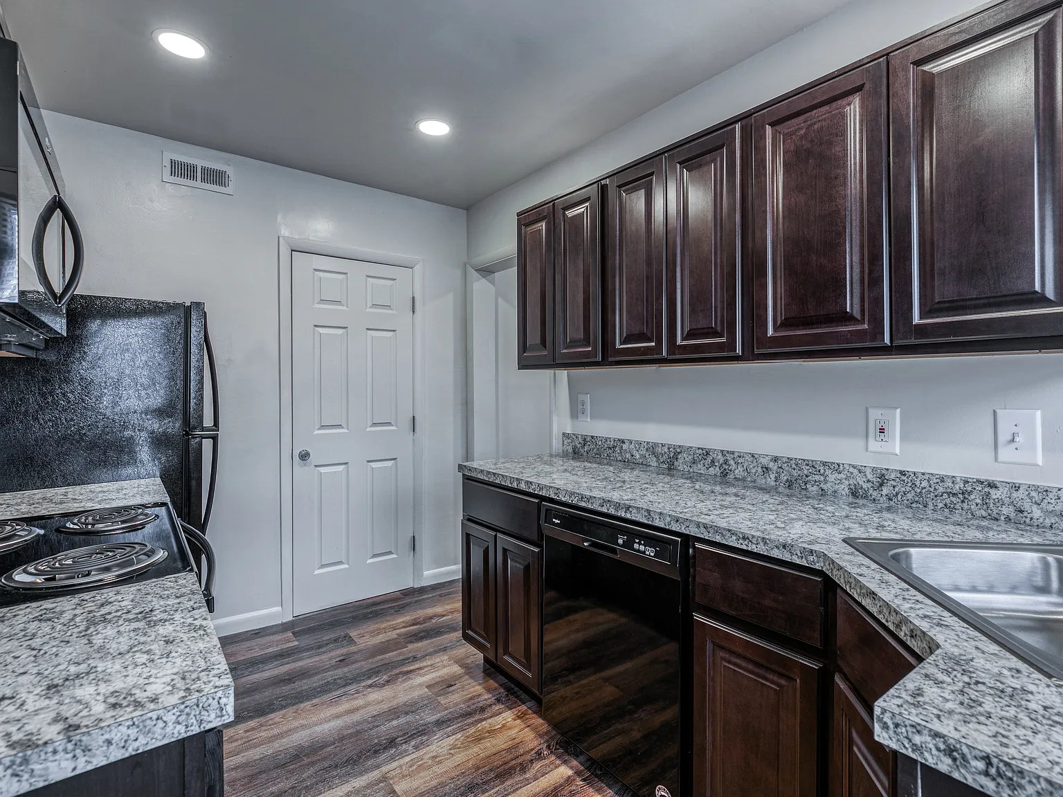 Stansbury Manor Apartments & Townhomes — Photo 3