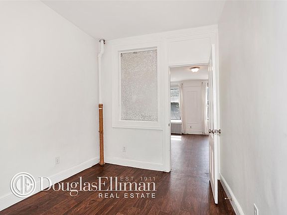 5th image of 112 Bedford Ave APT 4R