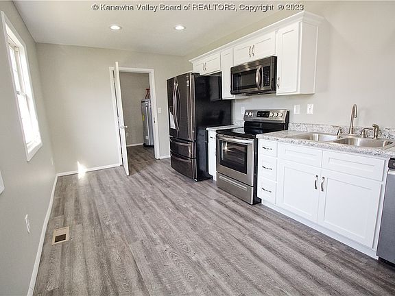 3rd image of 19 Nilan Dr