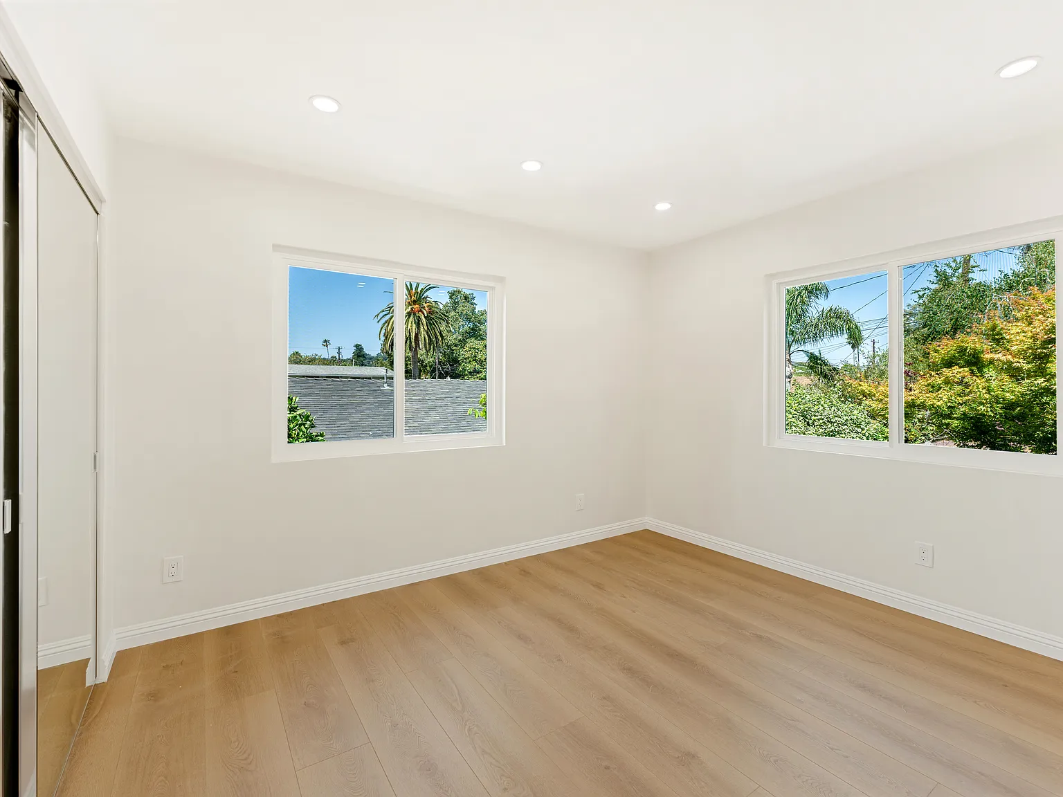 3 bed, 1.5 bath, 800 sqft, $2,000 — Photo 2
