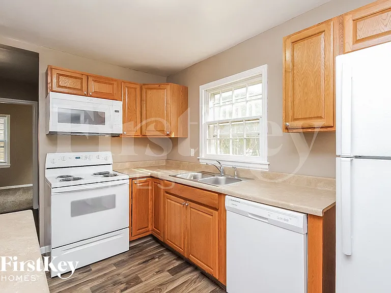 3609 NE 49th Ter — Photo 5