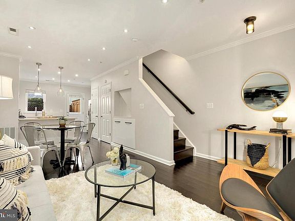 4th image of 924 4th St SE