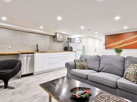 5th image of 95 Parkside Dr