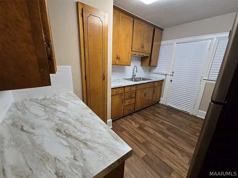 555 Morningview Dr — Photo 7