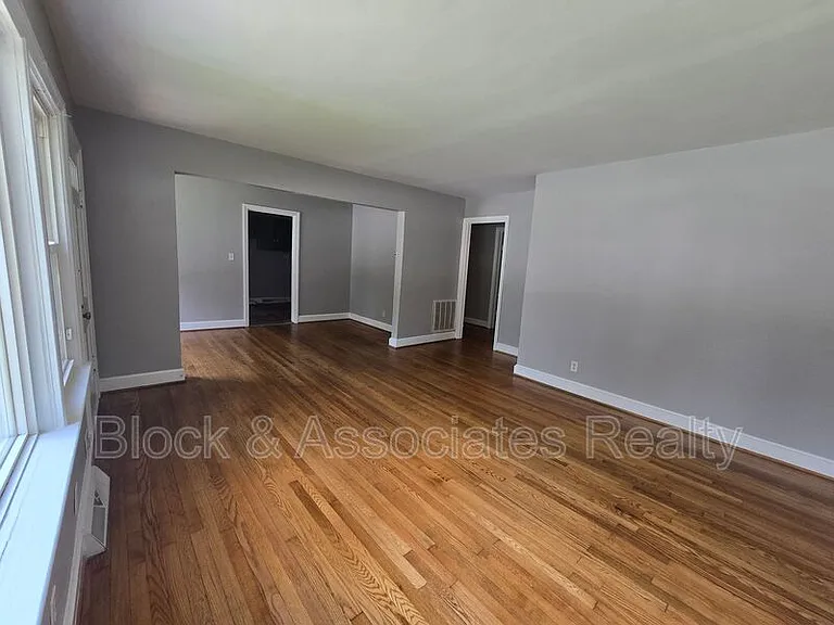1034 E Lexington Ave — Photo 9