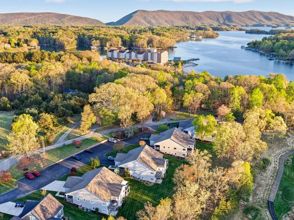 209 Retreat Ln, Huddleston, VA 24104