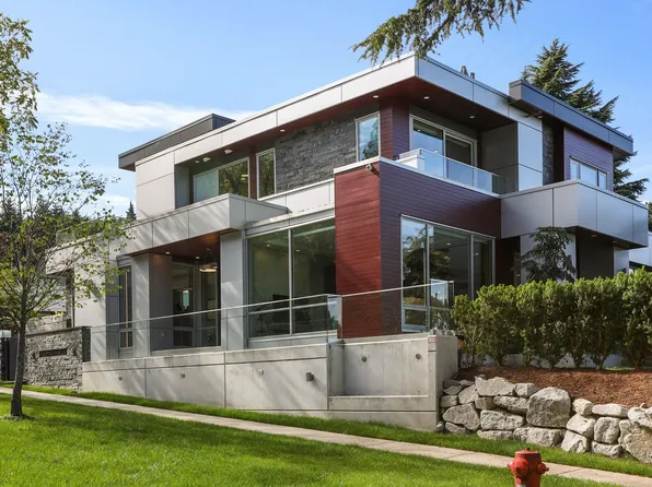 1909 Discovery St, Vancouver, BC V6R 0C8