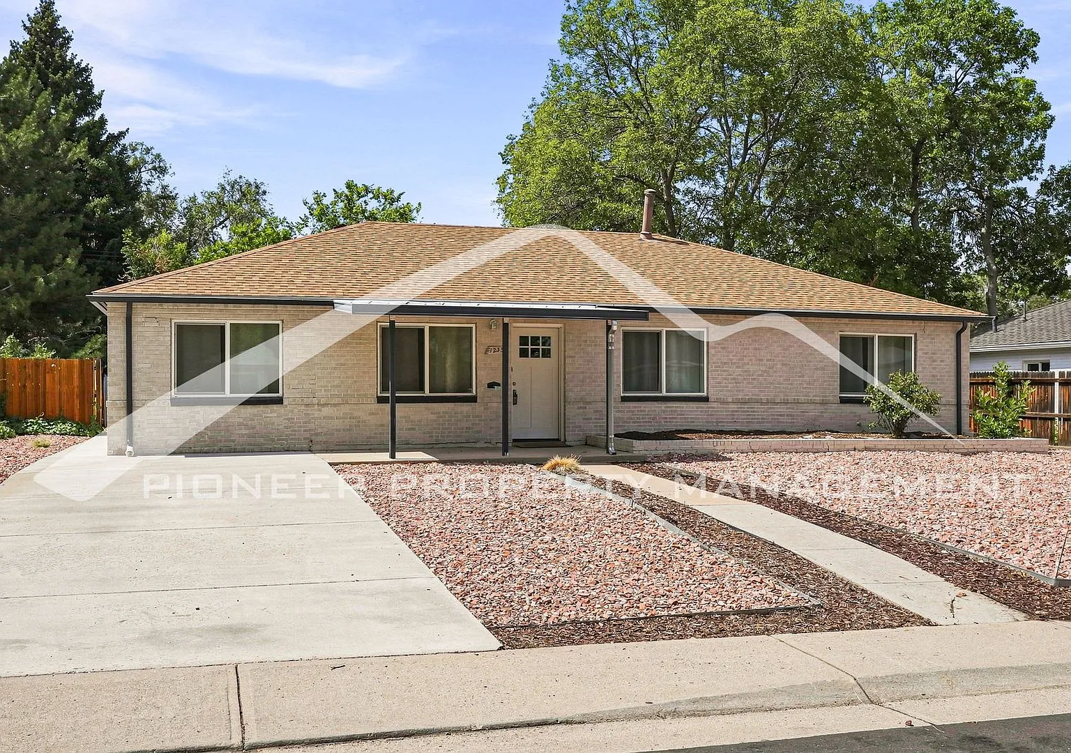 Spacious 4BR/2BA with Updated Kitchen & AC in Aurora — Photo 2