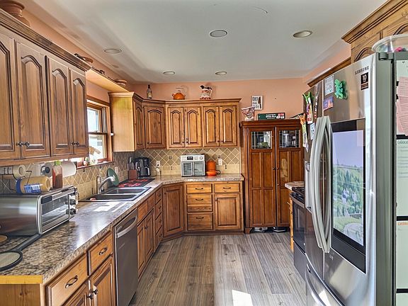5th image of 407 E 8th St