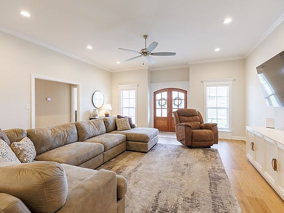 4th image of 201 Orvis Ln
