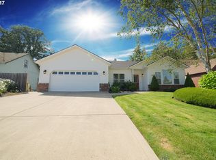 1285 Edgewater Ln, Cottage Grove, OR 97424