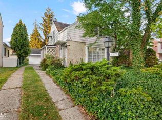 415 Lothrop Rd, Grosse Pointe Farms, MI 48236