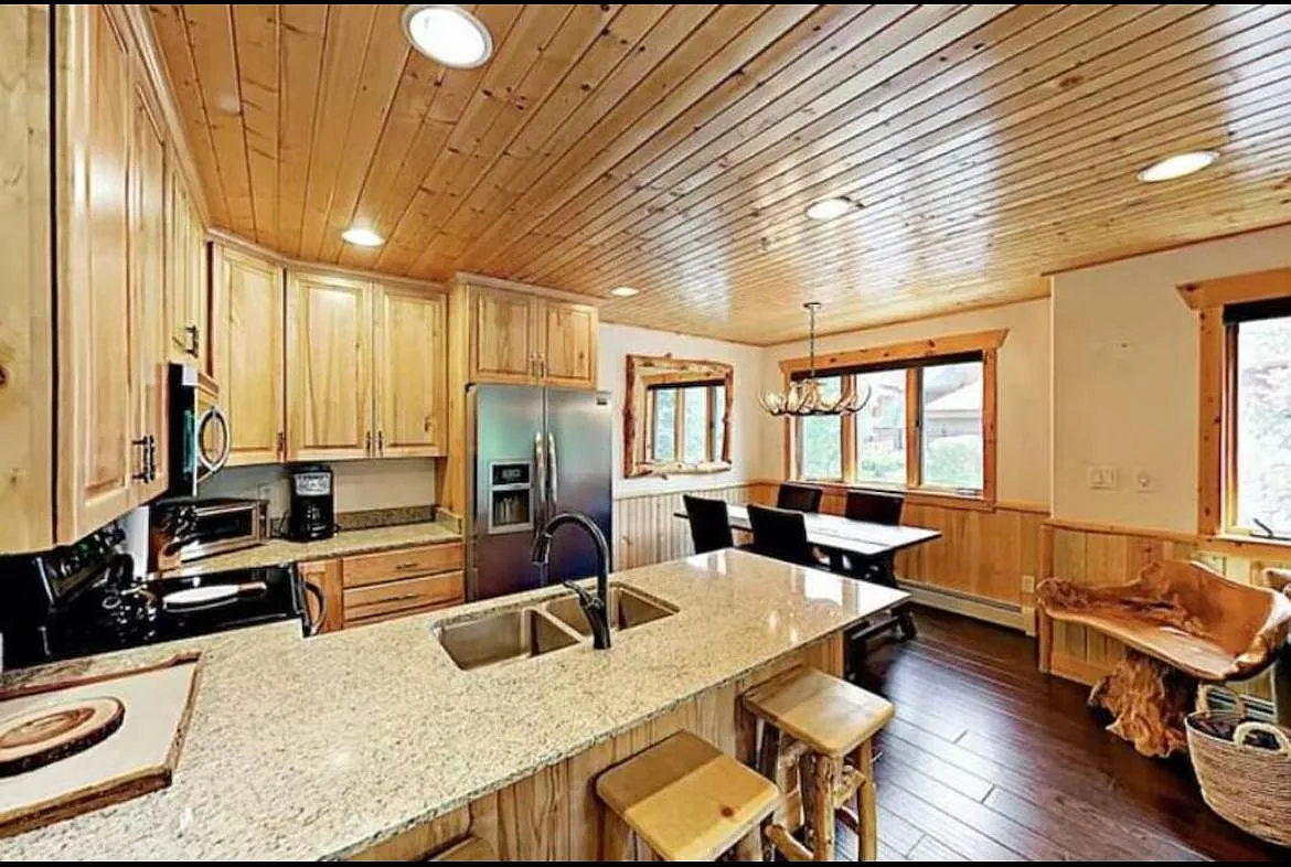 2 bed, 1054 sqft, $3,190 — Photo 4