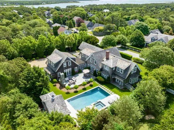 2 Field Club Dr, Edgartown, MA 02539